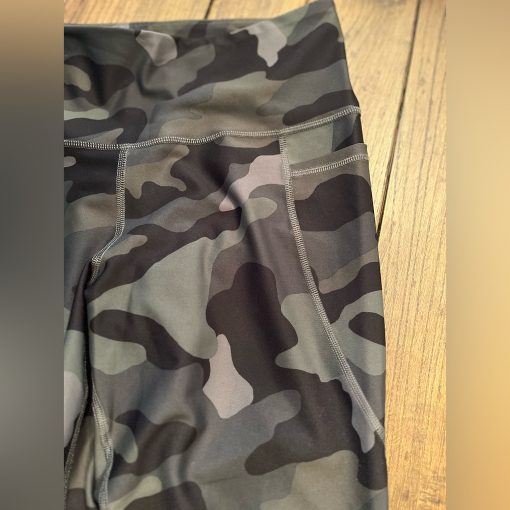 Old Navy Active Camo Cropped Leggings Sz L Squatproof EUC 7/8 length - Picture 3 of 5